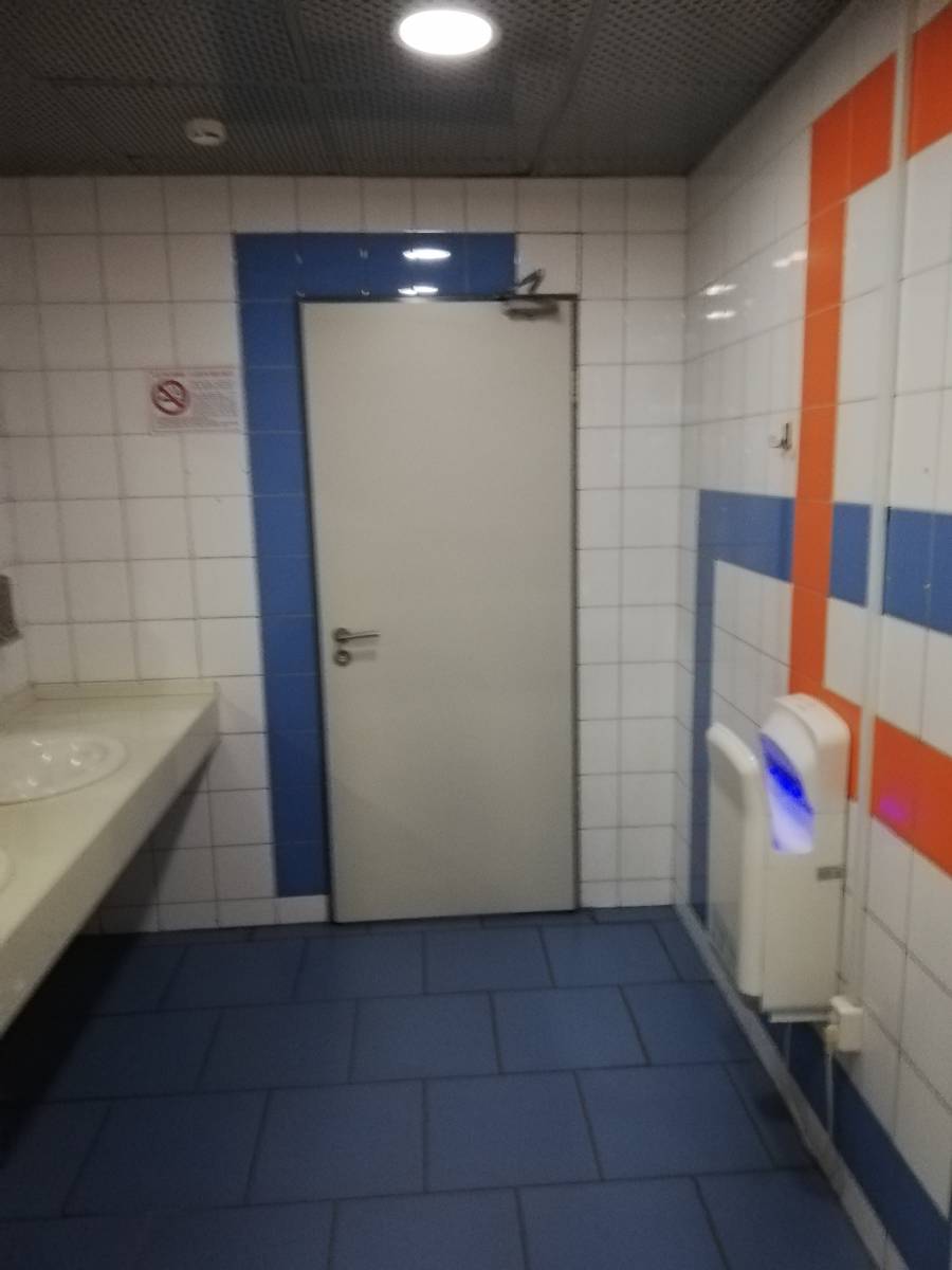 なぜか、ドアの中にドアがある、ウラジオストク空港のトイレ ポーキーブログ