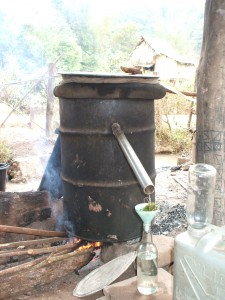 ドラム缶を利用したラオスの焼酎造り