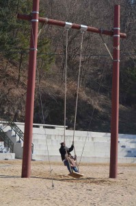 安東民族博物館の庭にあった長いブランコ