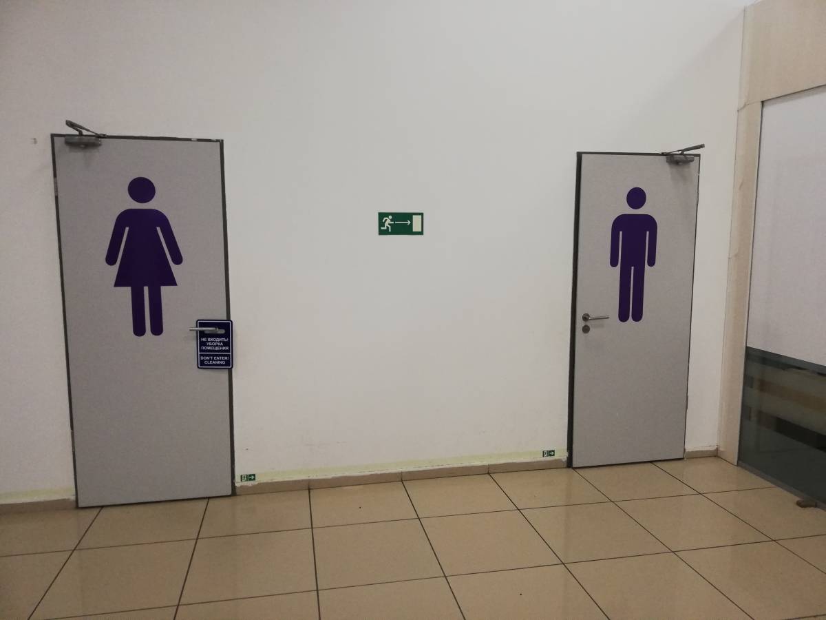 なぜか、ドアの中にドアがある、ウラジオストク空港のトイレ ポーキーブログ