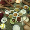 バンコクに住むイサーン出身の人々の夕食風景