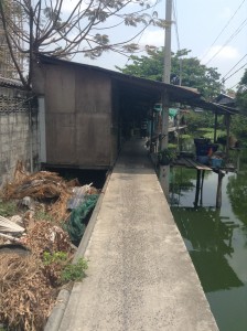 運河にそった小路にある生活空間