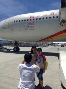 香港航空の職員さんに写真をとってもらっている観光客