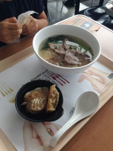 香港国際空港のラウンジ内にある中華レストランでの餃子月焼き肉ラーメン