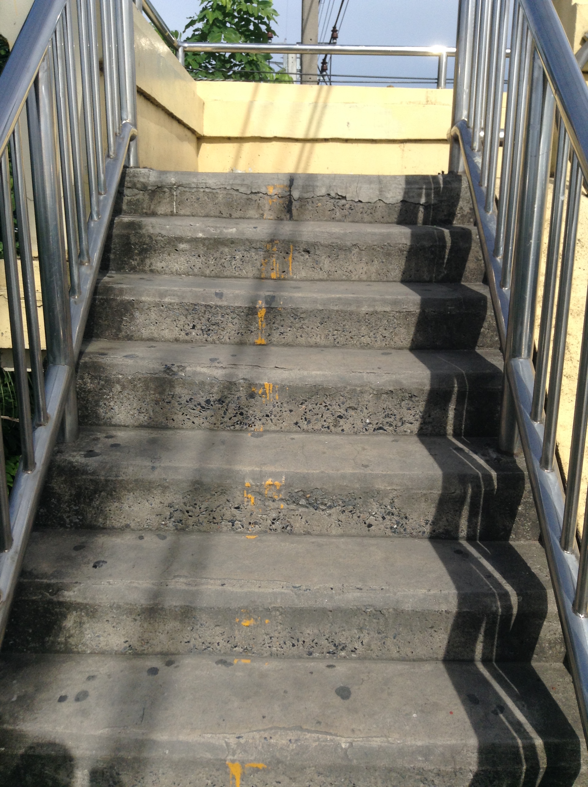 タイの階段の踏み面が狭いのはどういうことか？