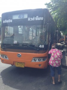 バンコク市内のバス40番：フアランポーン駅前出発に乗車