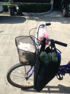 自転車に豆苗サラダを積んで市場で販売