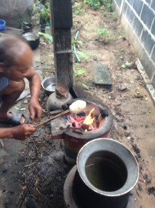 カオギーを焼いているところ