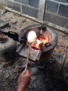 回しながら炙りあげるのが美味しく作るコツです。