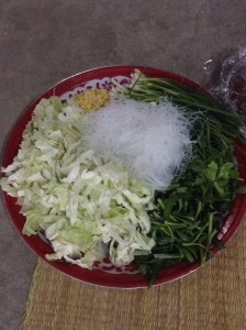 セットで購入した野菜類に、自家製の野菜を加えて準備