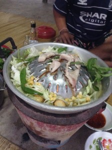 鍋の円周部分にダシ汁をいれ、野菜はそこで煮ます。
