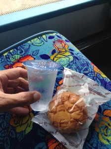 バスの中で配られたお菓子とお水