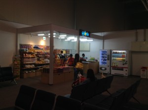 那覇国際空港LCCターミナル国際線出発ロビーの売店にはおみやげがほとんどで、弁当・おにぎり類の販売はなし