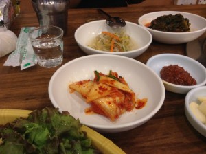 ソウル・カルビ食堂のおかず 3 白菜キムチ、もやしのあえ物