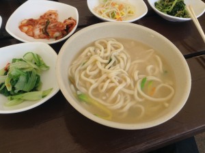 観光地、良洞民俗村の食堂でカルクックスを頼んだ時のおかず