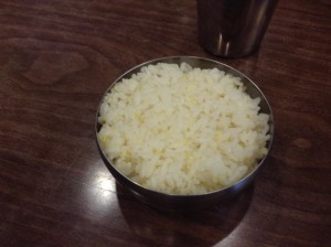 韓国のご飯（パム）。アルミニウム製の容器に入っています。一般的な食事処では1個1000ウォン（約100円）