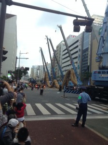 クレーン車6台で半分を片付ける