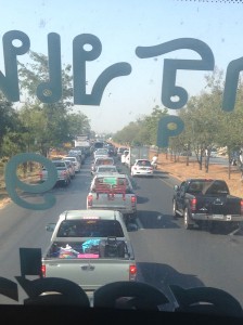 車の流れに滞りが生じてくると２車線が３車線に