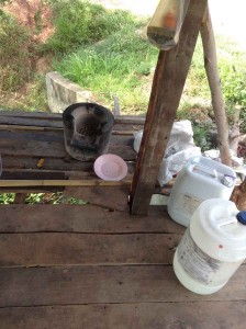 料理をするためのカマド、水タンク類