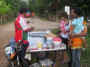 移動式屋台でロティを作るインド系の顔立ちをした男