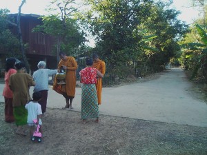 農村での朝の托鉢の様子