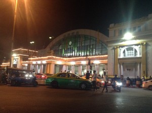 外から見たフアランポーン駅